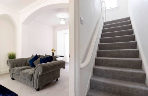 Jarrow Apartment | The Maple Haven – Spacious 3BR w/FREE Parking