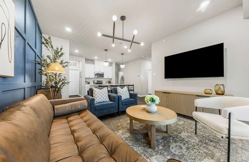 Bryan Condo | The Mark, B/CS - Luxurious 2BD/2BA condo 5 min from Downtown Bryan - New Listing