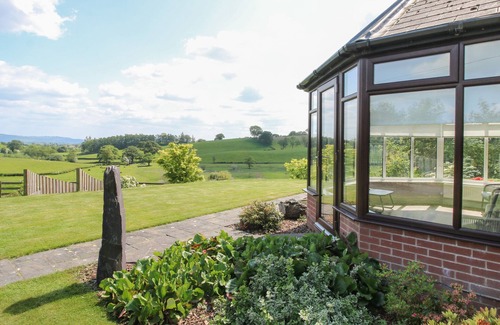 Welshpool Cottage | THE MARSHES, family friendly, with a garden in Guilsfield