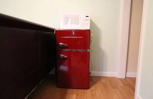 Vallejo Apartment | The Master's Bed & Bath Guest Suite!