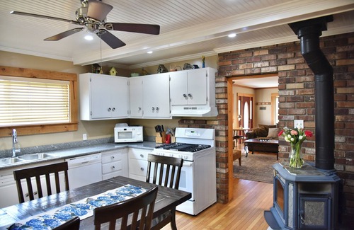 McCloud House | The McCloud Vacation Home on Mt. Shasta Sleeps 10+, Free Wifi