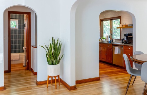 Pullman House | The McKenzie BnB - Charming & Cozy - 1 Block from Downtown Pullman!