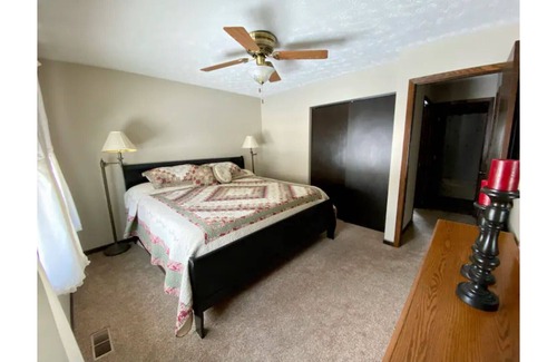 Bellevue House | The Meadows: Near Airforce Base, Forest, Fun and Zoo