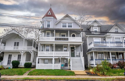 Ocean Grove House | The Melrose, 2A - Double Bed & Bath: Romantic Getaway, Steps from the Beach, Coz