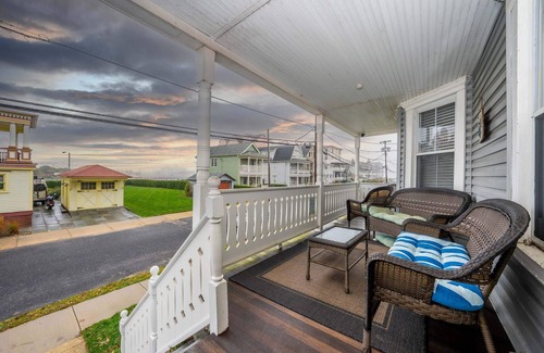 Ocean Grove House | The Melrose, 2A - Double Bed & Bath: Romantic Getaway, Steps from the Beach, Coz