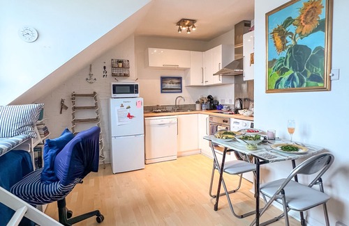 Brighton Apartment | 'The Mermaid Inn Brighton' (slps 3) seaview from each room, near beach & station