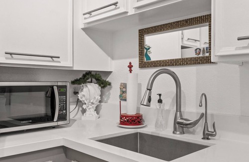 Racquet Club West Condo | The Mermaid Quarters Deluxe Stay WiFI-Central Palm Springs