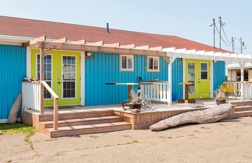 North Lake House | The Mermaid’s Cove is an Inviting Romantic Couple’s Retreat on the Harbour-side