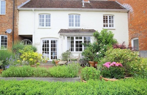 Tisbury Cottage | THE MEWS COTTAGE, pet friendly, with open fire in Tisbury, Near Bath
