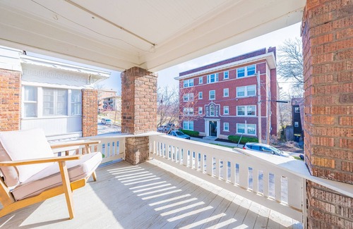 Southmoreland Condo | The MOD Apartment - Center of KC!