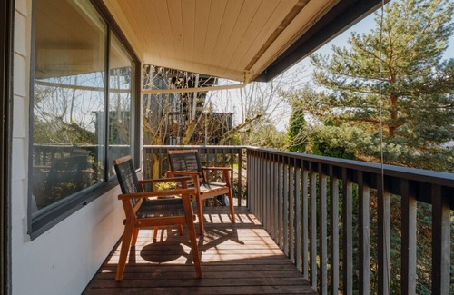 Laurelhurst Apartment | The Mod House | Stylish 3BR Retreat Near UW