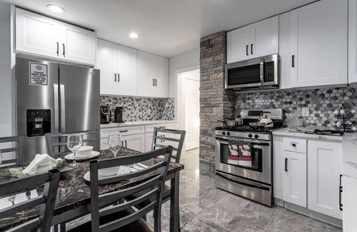 Constable Hook Apartment | The Modern 4BR – Near NYC, Free Parking, Sleeps 12