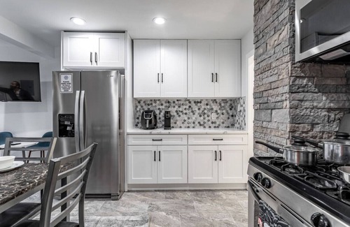 Constable Hook Apartment | The Modern 4BR – Near NYC, Free Parking, Sleeps 12