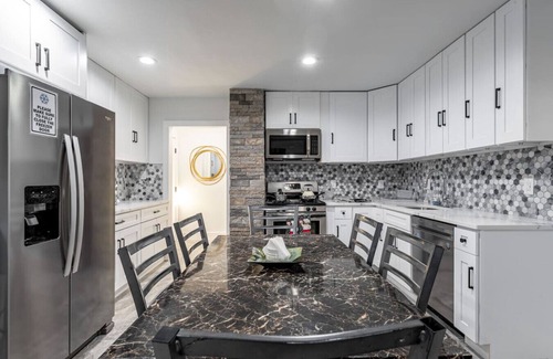 Constable Hook Apartment | The Modern 4BR – Near NYC, Free Parking, Sleeps 12
