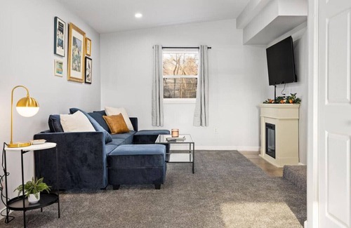 Peoria Heights House | The Modern Elm Escape: a cozy 2bd in the Heights