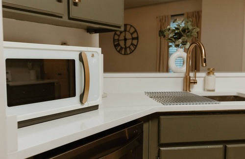Kingsland House | The Modern Georgian - 6 min to I95, 3 Bd-2 Ba