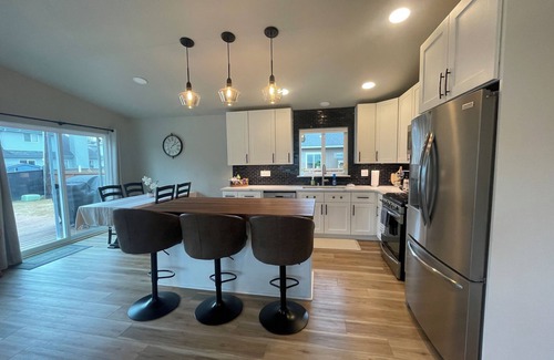 Old Seward - Oceanview House | The Modern Moose. A Ranch home close to airport.