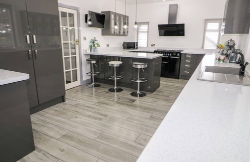Prestatyn Cottage | THE MOORES, pet friendly, with a garden in Prestatyn