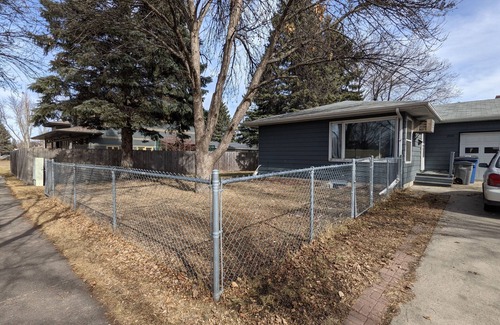 Moorhead House | The Moorhead Place. Dog friendly, warm home near colleges and medical centers