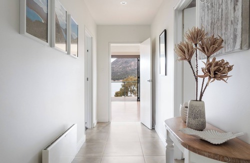 Coles Bay House | The Moorings at Freycinet. Beachfront. Panoramic Mountain Views. Free wifi.