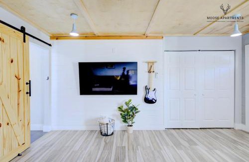 Downtown Memphis Apartment | The Moose #5 - Modern Comfy Studio with King Bed, Free Parking & Fast WiFi