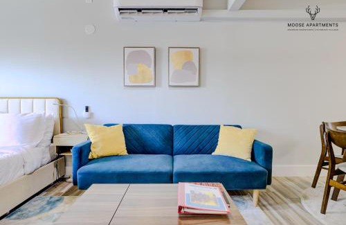 Downtown Memphis Apartment | The Moose #5 - Modern Comfy Studio with King Bed, Free Parking & Fast WiFi