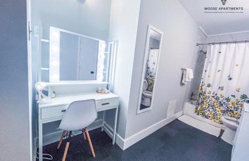 Downtown Memphis Apartment | The Moose #5 - Modern Comfy Studio with King Bed, Free Parking & Fast WiFi