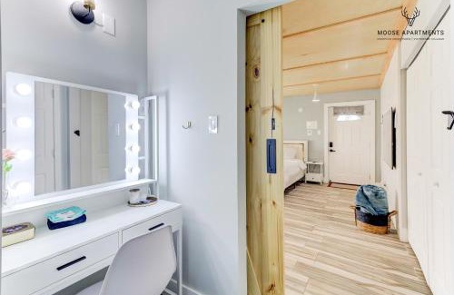 Downtown Memphis Apartment | The Moose #6 - Modern Luxe Studio with Free Parking & King Bed