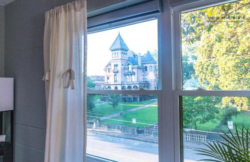 Downtown Memphis Apartment | The Moose #7 - Instaworthy Studio with Amazing Views, Free Parking & Heated King Bed