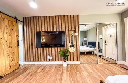Downtown Memphis Apartment | The Moose #7 - Instaworthy Studio with Amazing Views, Free Parking & Heated King Bed