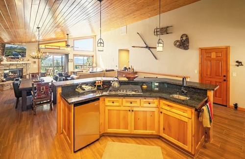 Upper Moonridge Cabin | The Moose House By Destination Big Bear: 4 Bedroom Luxury Home! Gorgeous Views! HOT TUB! Gameroom!