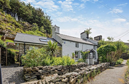 Rhiwbryfdir House | The Mountains House - Three Bedroom House, Sleeps 6