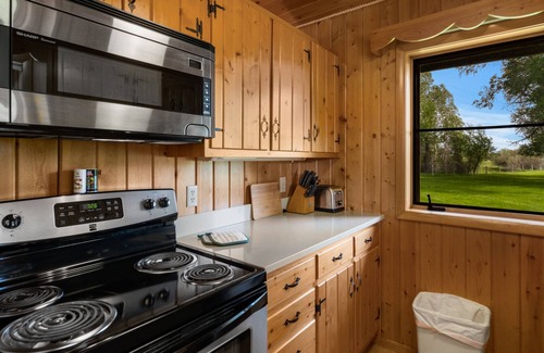 Ennis Cabin | The Mountainside II deluxe is a spacious log cabin 2 bed/2bath