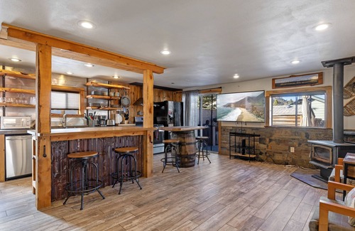 June Lake House | The Moutain Getaway, pet friendly home