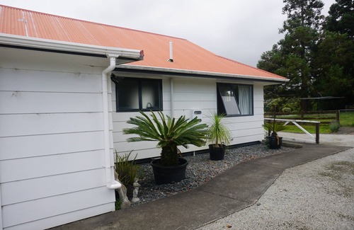 Gisborne House | The name "Vineyard Vista" reflects the setting of this property.