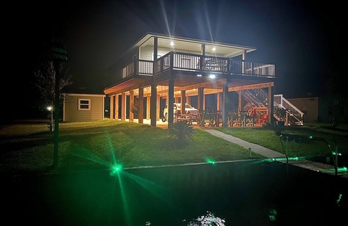 Cedar Lane House | “The Nauti Seagull” Fish right off the pier, huge peaceful lot & Amazing sunsets