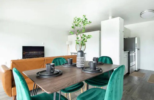 West Bellevue Apartment | The Nest in Meydenbauer Bay | 29 Nights
