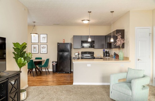 Westerville Apartment | The New Albany Perch | Top Floor | Pet-Friendly!
