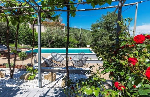 Drenje House | The new holiday home with modern furnishings and a beautiful view of the sea