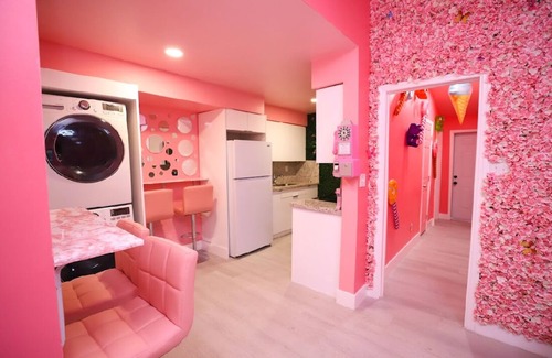 Edgewood House | The New Pink Playhouse 2bdrm near Airport & Beach No Cleaning fee, Sleeps 6