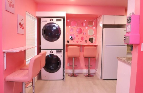 Edgewood House | The New Pink Playhouse 2bdrm near Airport & Beach No Cleaning fee, Sleeps 6