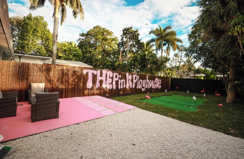 Edgewood House | The New Pink Playhouse 2bdrm near Airport & Beach No Cleaning fee, Sleeps 6