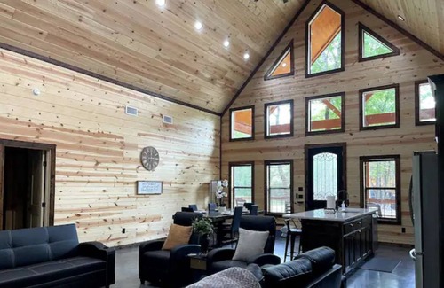 Broken Bow Cabin | The New Rustic Quiet Stream Luxury Cabin sleeps 8