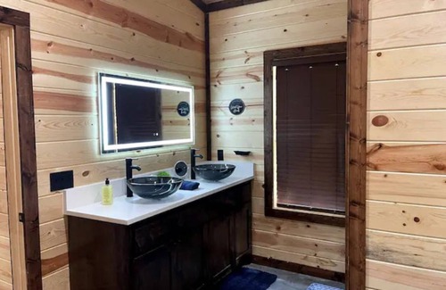 Broken Bow Cabin | The New Rustic Quiet Stream Luxury Cabin sleeps 8