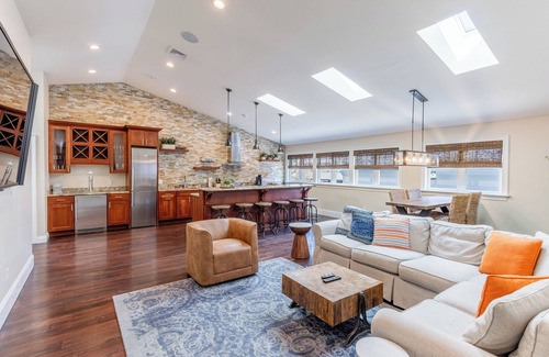 Yachting Village House | The Newport Lofts - 359 Thames Street