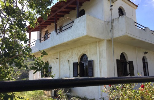 Voia House | The Oak House is located in a quiet environment, with panoramic sea view