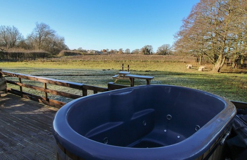 Whitchurch Cottage | THE OAK HUT, pet friendly, with hot tub in Whitchurch
