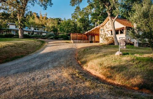Mariposa House | The Oak Meadows Guest House