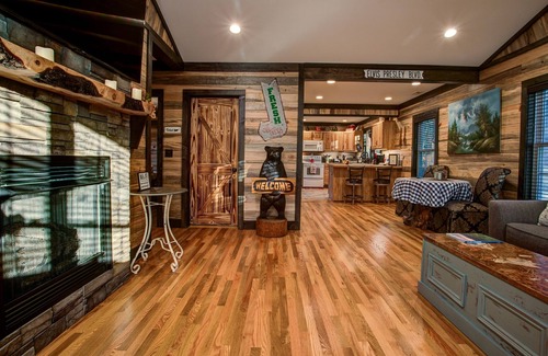 Oakley House | The Oakley House | Quaint, Cabin-Themed Home in Asheville | Close to the Biltmore Estate