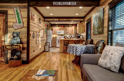 Oakley House | The Oakley House | Quaint, Cabin-Themed Home in Asheville | Close to the Biltmore Estate